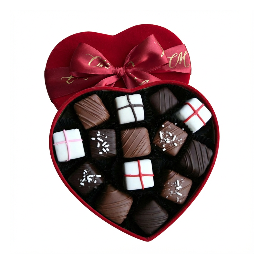 Surtido de caramelos de chocolate en caja con forma de corazón