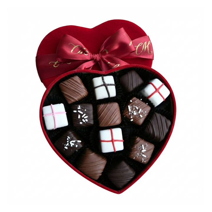 Surtido de caramelos de chocolate en caja con forma de corazón